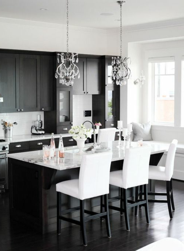 musta-seinän väri-keittiö-ruokasalin tuolit