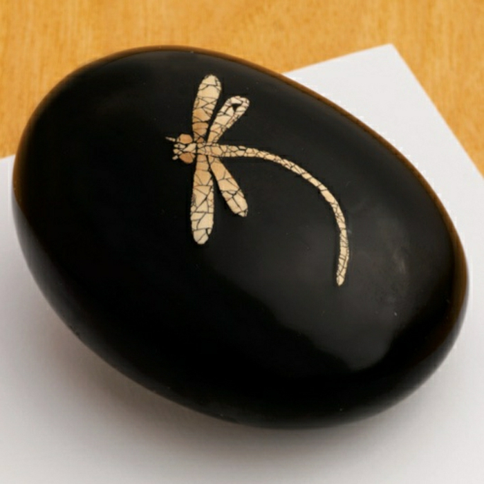 Черен камък златна рисунка Dragonfly