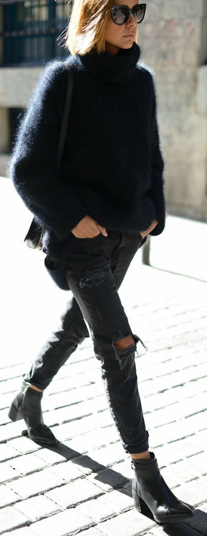 negro-suéter mullido-jeans-con--negro-pantalones vaqueros rasgados