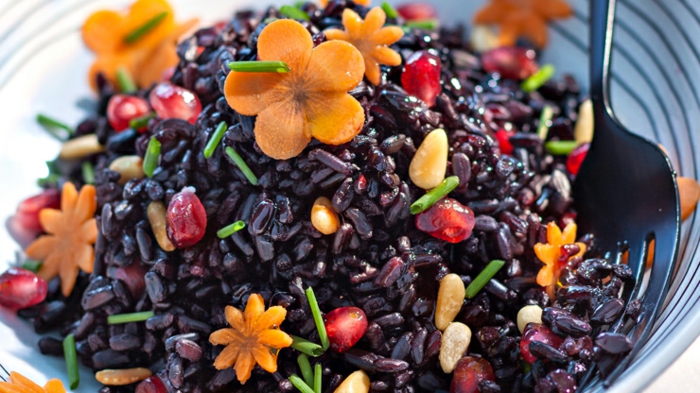 crna riža zdrava uravnotežena hrana lijepa ploča šarene boje narančaste cvjetove od mrkve