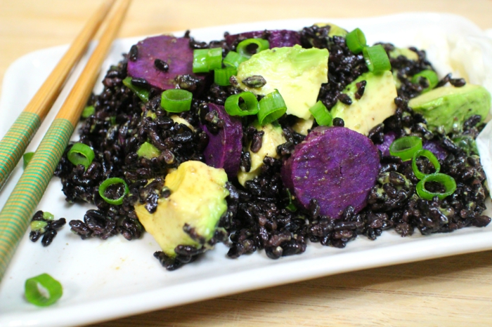 crna riža kuhanje riža s avokado riža zeleni luk jede hranu sa štapićima