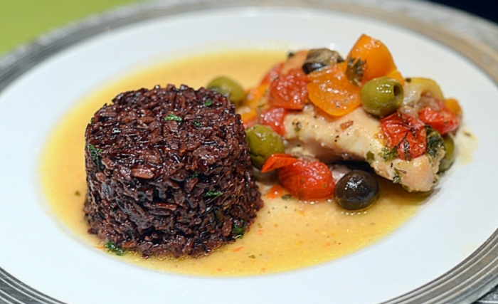 черен ориз готвене идея ориз като страничен чиния месо филе печене със зеленчуци маслини домати червен пипер