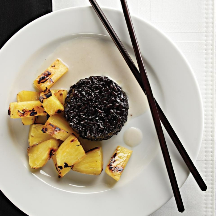 черен ориз хранене здравословна комбинация от ориз и ананас балансирана хранене chopsticks