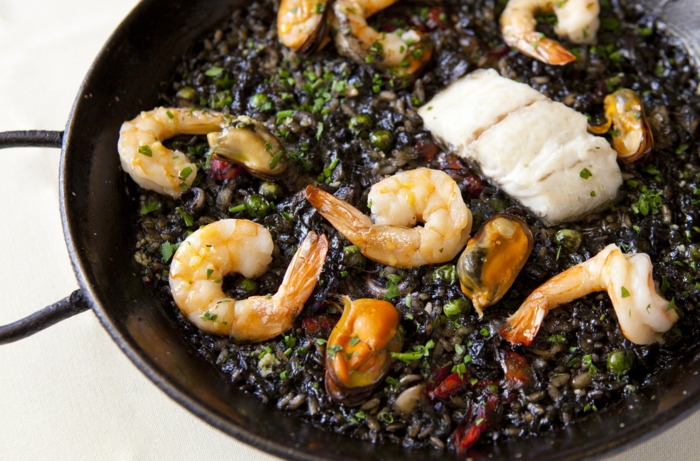 fekete rizs táplálék garnéla rizzsel clam chili paprika hal mediterrán étel