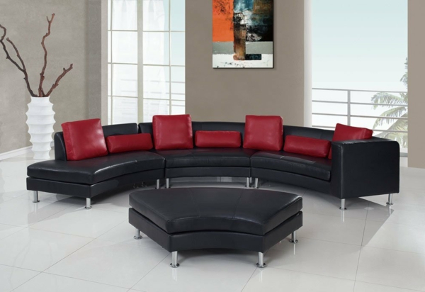 fekete kanapé félköríves alakú piros párna