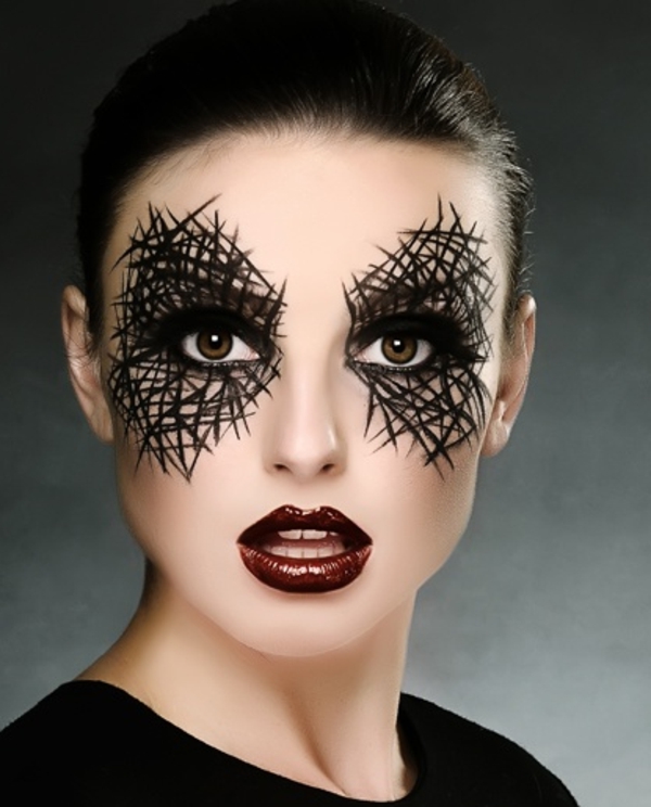musta-meikki-nainen-halloween-mielenkiintoisia linjoja