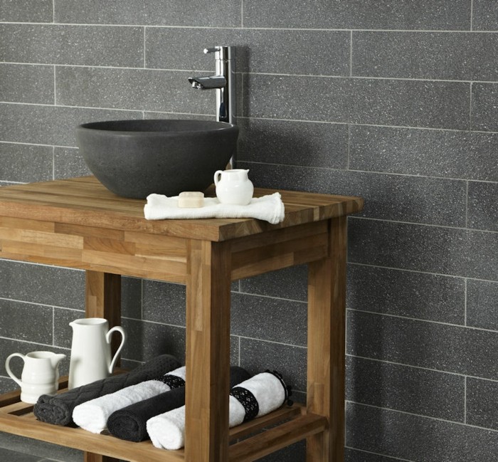 черно-мивка-дървен-шкаф под-сиво-стена в баня