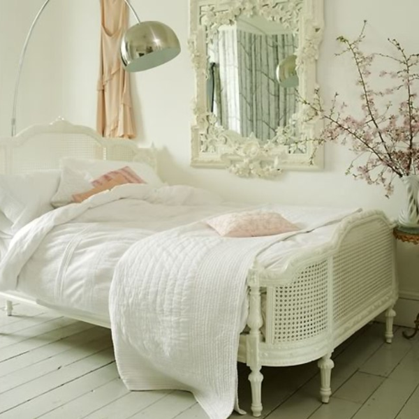 maalaistyylinen makuuhuone - barokin peili valkoisen vuoteen vieressä