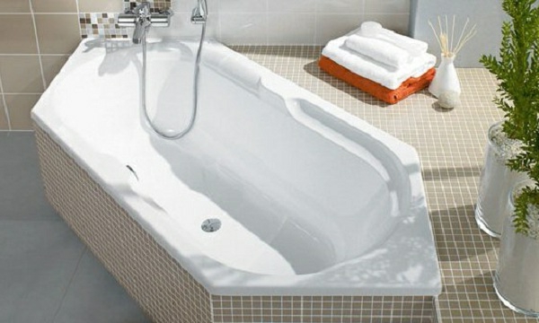 hatszögletű fürdőkád szuper modell bézs és fehér