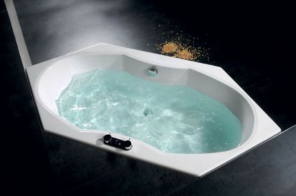 משושה-אמבטיה-במים-רקע שחור