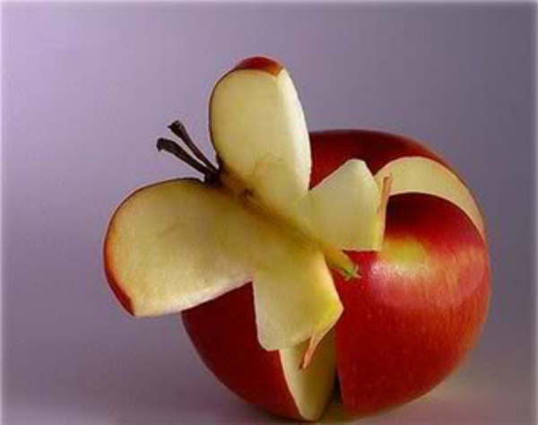 فراشة الديكور مثيرة للاهتمام جدا التفاح والخلفية الأرجواني