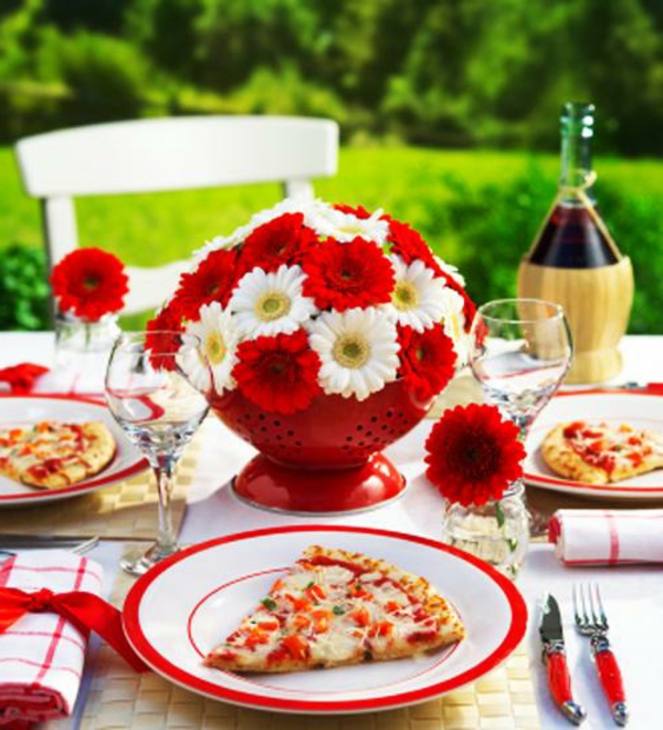 erittäin luova kesäpöytäkoriste - kauniita kukkia punaisella ja valkoisella