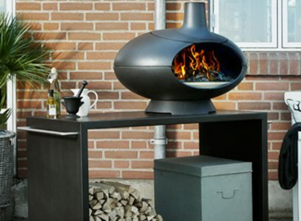 много хубаво направени много красиво-черно-дизайн-настройка и-функционално проектирани-пица на пещ на маса в градина-