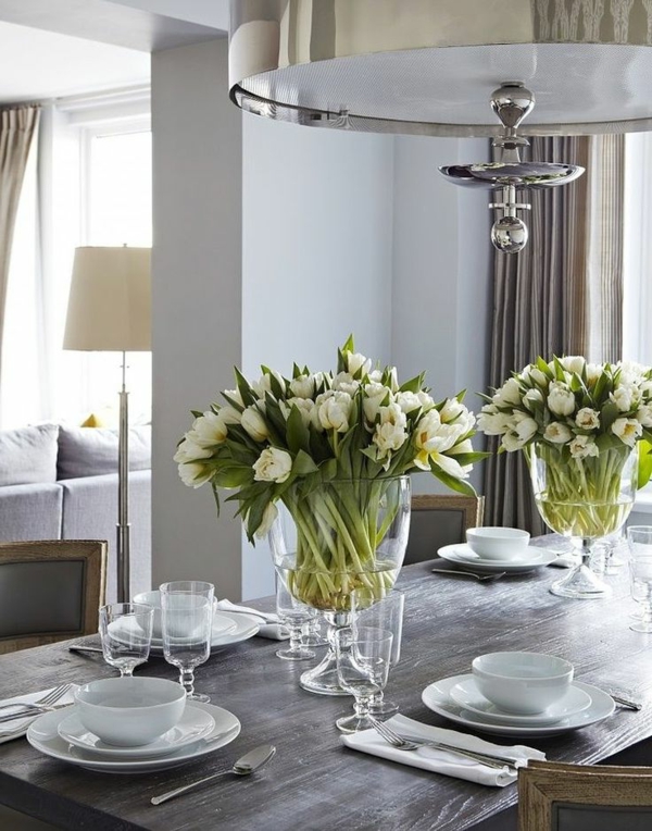decoración de la mesa muy agradable con los tulipanes-en-White