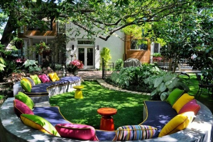 idées-pour-petits-jardins très beaux-colorées oreillers-in-the-tour canapé-jardin
