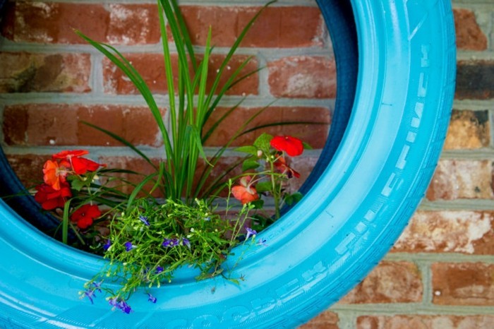 vrlo-lijep-ukrašavanja ideja korištenih guma recikliranju plavo-auto zrele