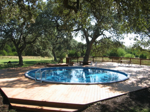 muy bonita-piscina redonda-rodeada de árboles