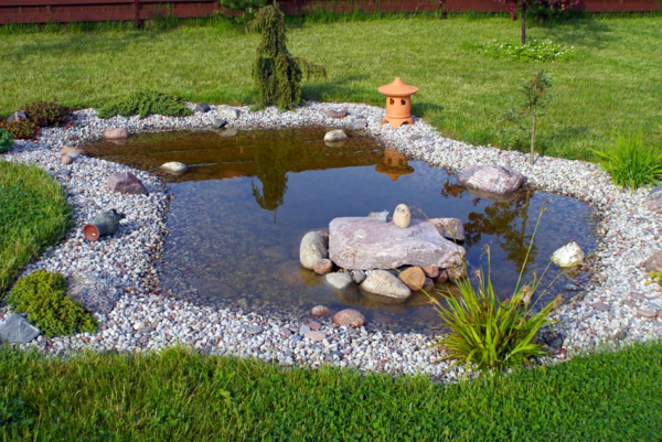 αυτο-χτισμένη πισίνα-in-the-κήπο - φύση-φιλική εμφάνιση