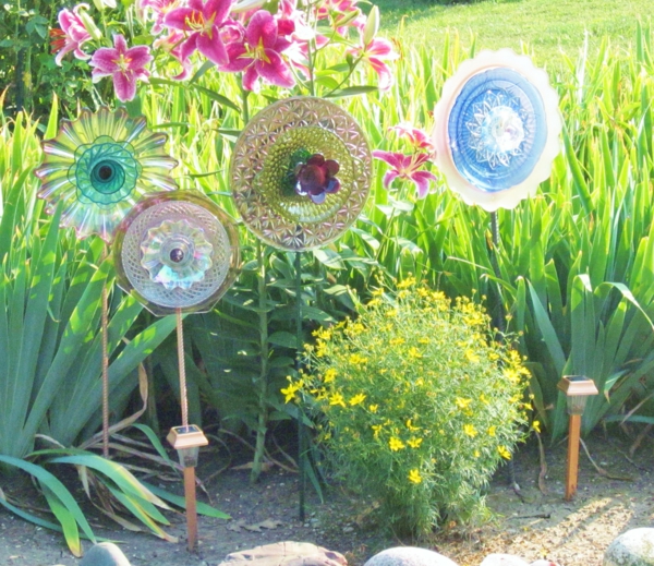 kotitekoisia-puutarha-deco-keinotekoisia kukkia - värikkäitä värejä ja vihreää ruohoa