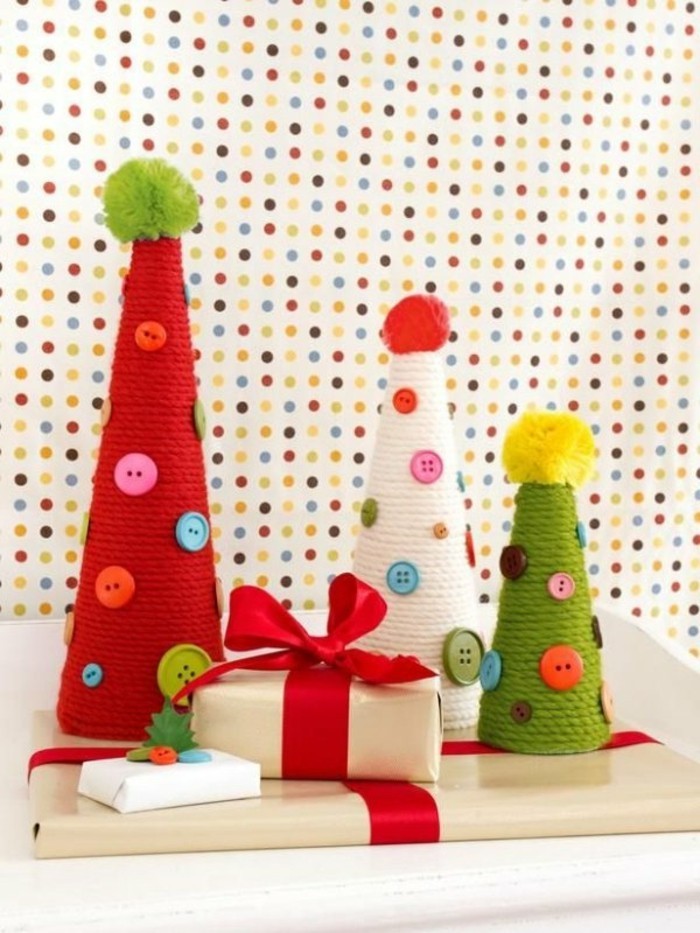 domaće-božić-mnoge šarene malo božićnih drvaca