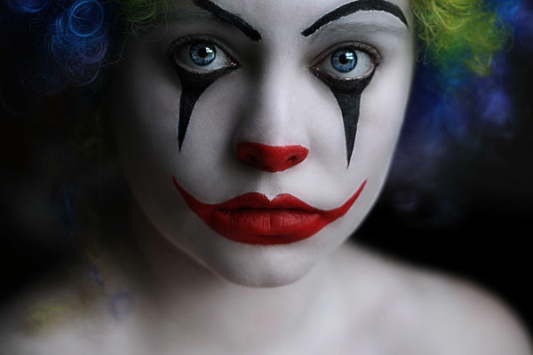 maquillage de clown - yeux terribles et grandes lèvres rouges