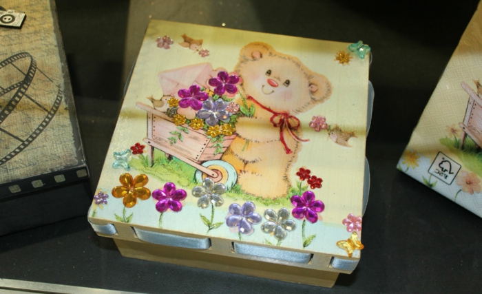 салфетки за салфетки - малка мечка с дървен вагон и лилави цветя
