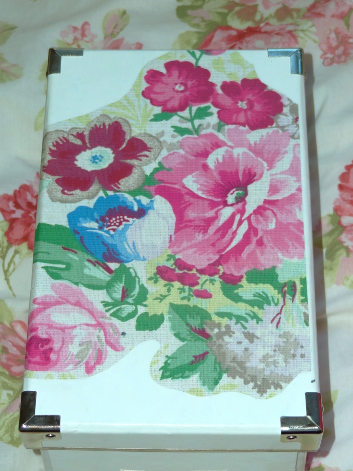 кърпи за салфетки с червени, розови и сини цветя