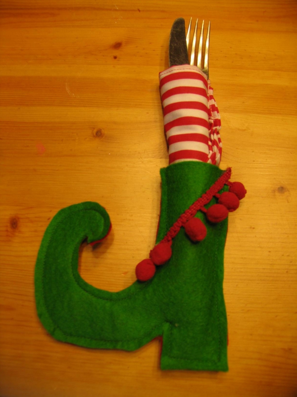 szalvéta-hajtogatás-karácsonyi dekoráció-piros-zöld