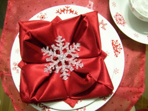 szalvéta-hajtogatás-karácsonyi dekoráció piros színű