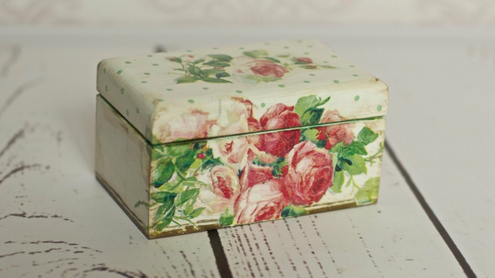 салфетка върху дървена кутия със салфетки с червени рози