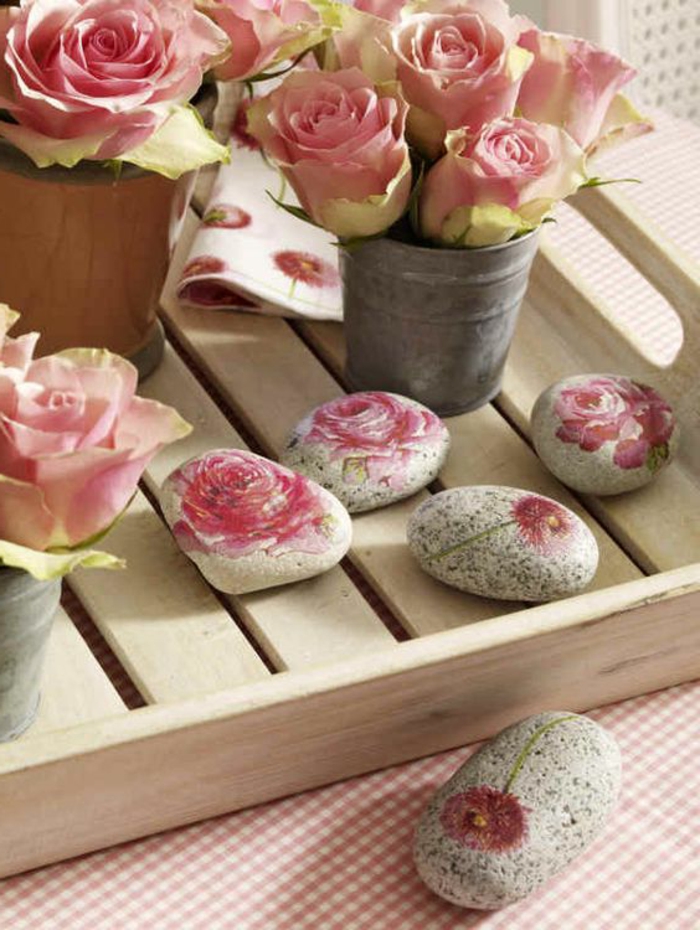 Szalvéta technika kövekkel, rózsákkal és kövekkel, rózsaszín virágokkal ellátott szalvétákkal