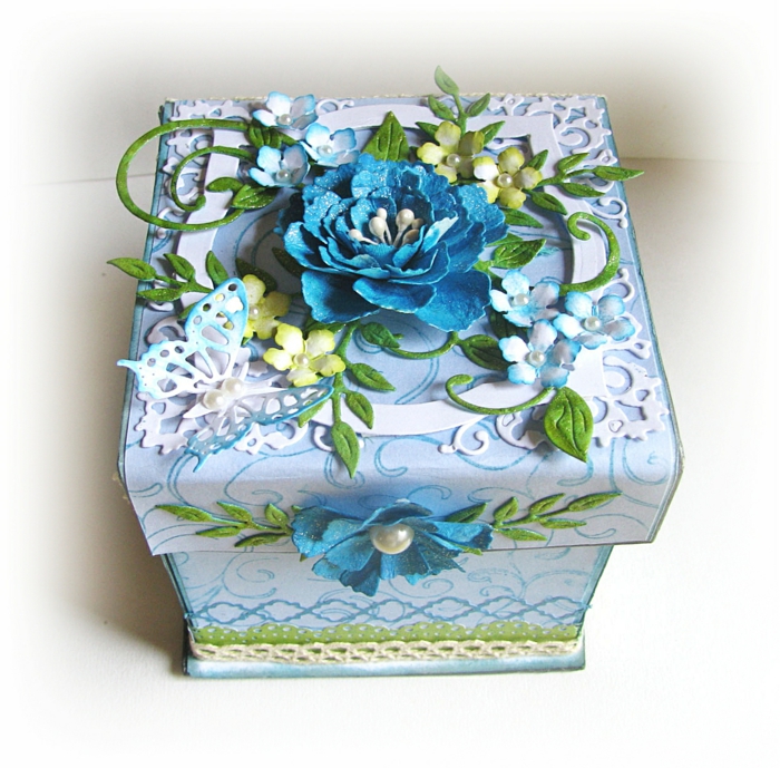 сатенена техника - синя кутия със салфетки и сини цветя
