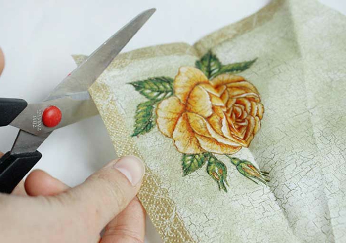 техника за салфетки - тук има чифт ножици и салфетка с жълта роза
