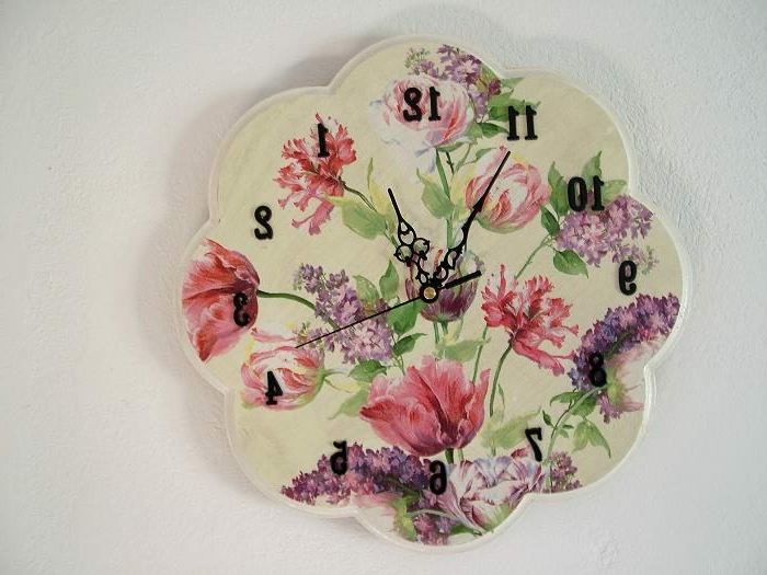 салфетка - часовник с красиви салфетки с розови цветя