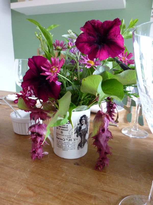 άθλια-τραπέζι-διακόσμηση-με-λουλούδια-όμορφο χρώμα