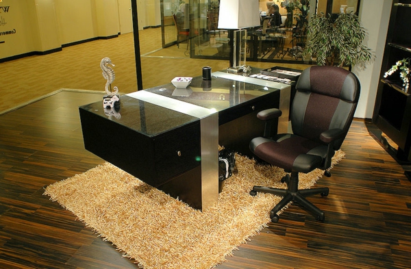 дизайнерско бюро - модерен офис с бежов килим