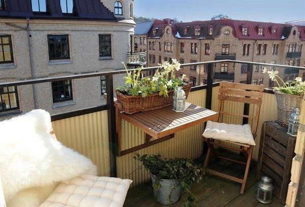 mali balkon s dvije stolice i pogled na grad