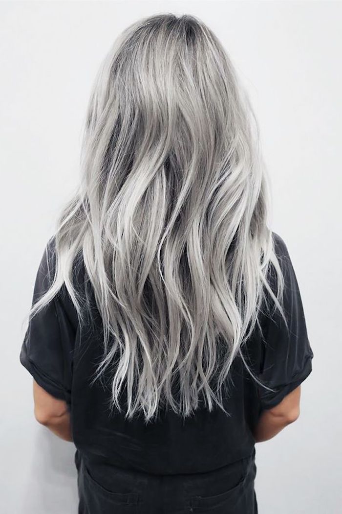 сребриста коса, дълга сребърна коса, черна тениска