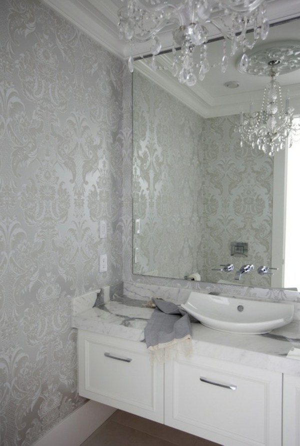 ezüst színű falra fürdőszoba