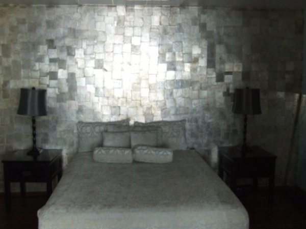 الفضة لون الجدار من قبل واحد في السرير الفاخر