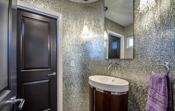 ezüst színű falra szép fürdőszobás