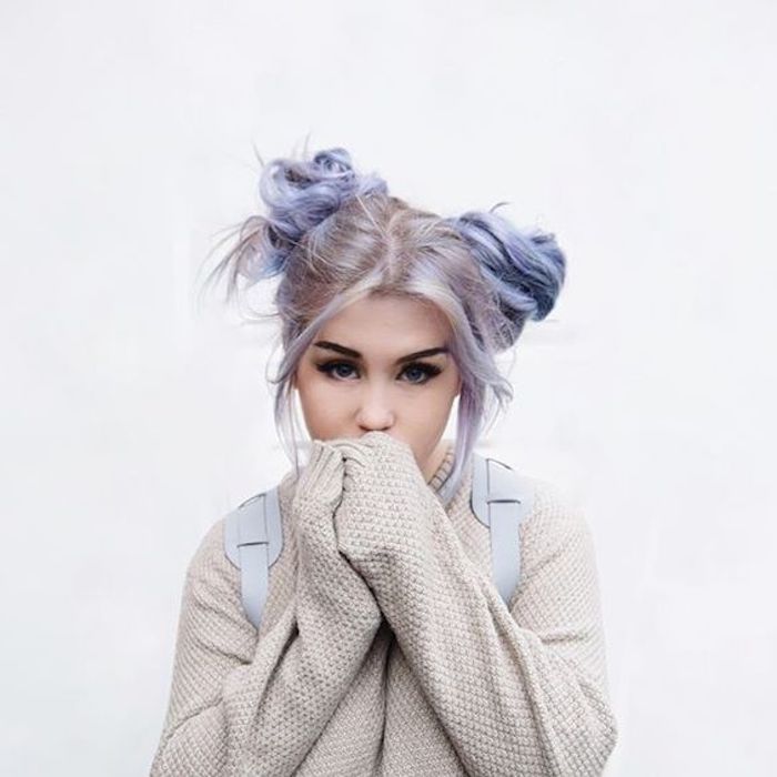 пурпурно сива коса, непринудена прическа, бежово плетена блуза