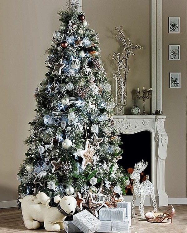 fehér karácsonyi dekoráció - elegáns kandalló és egy nagy karácsonyfa mellett