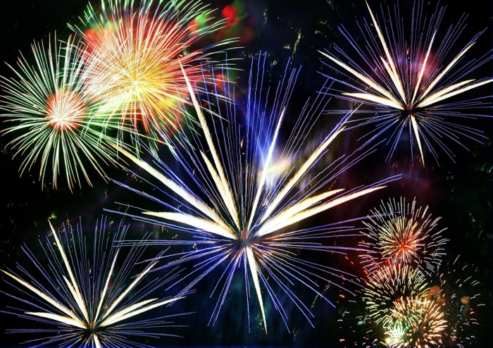 صورة للعديد من الألعاب النارية في عشية رأس السنة الجديدة بألوان عديدة مختلفة