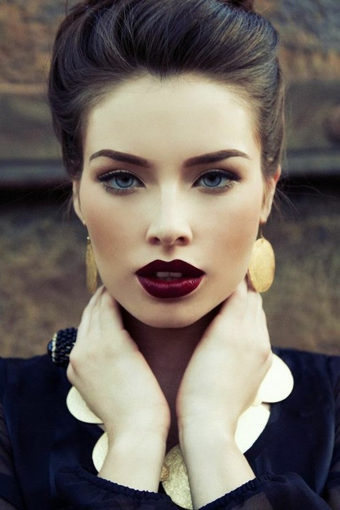 nova godina-styling-retro-izgleda elegantno-frizuru-eyeliner-tamno-crveno-usne-modela-Dame