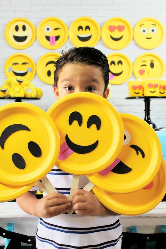 nouvelle année de jeux avec les enfants-emoji-partie