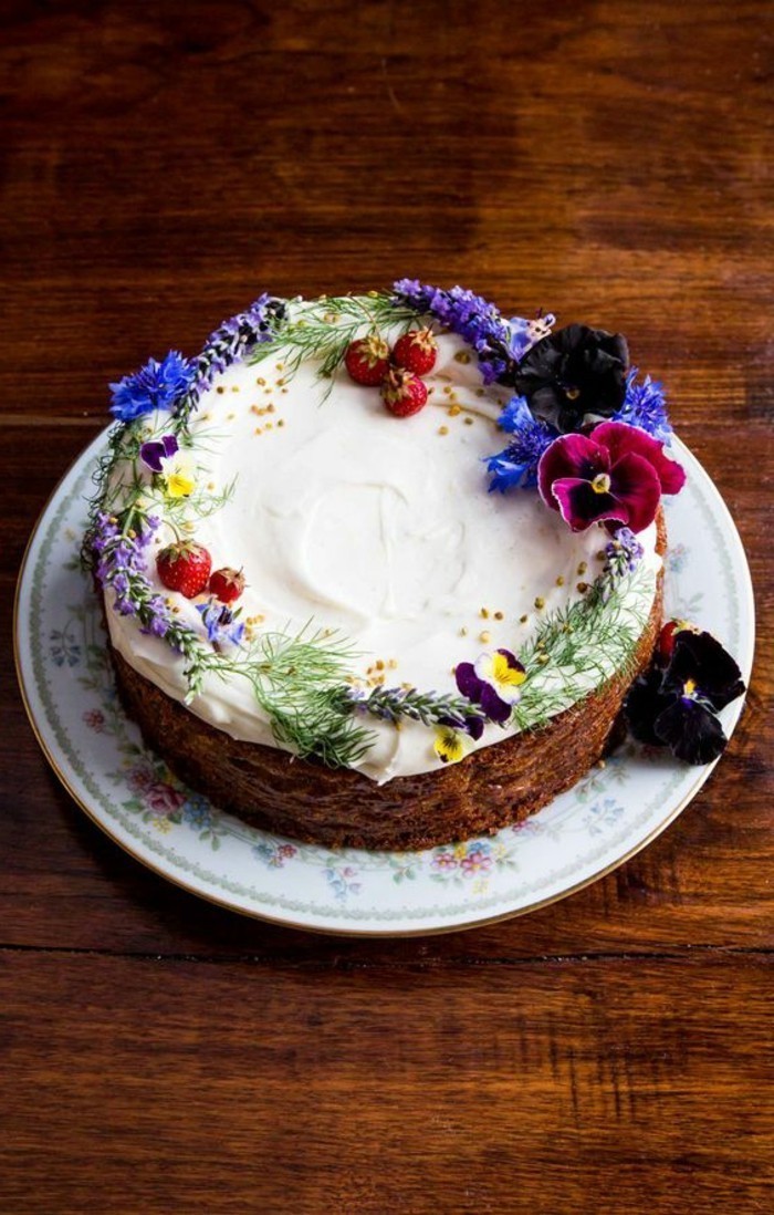 Egyszerű Pie tejszínes díszített-with-eper-és virágok