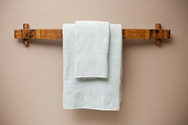 απλό ξύλινο-μπάνιο-πετσέτα-ράφια-επιδαπέδια-μπάνιο-design-μικρό-space-720x480