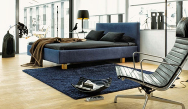σκανδιναβικό κρεβάτι-σκούρο χρώμα-κομψή καρέκλα στο υπνοδωμάτιο
