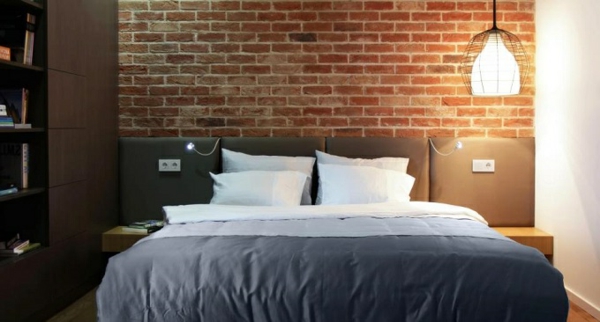 Σκανδιναβικό κρεβάτι-πολύ όμορφο-μοντέλο-σε-υπνοδωμάτιο-με-ένα-τούβλο τοίχο πίσω από το κρεβάτι